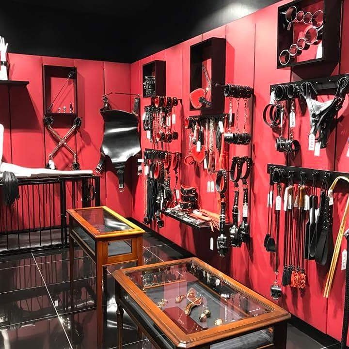 natannsummersx's tweet photo. Check out our new red room in London 😍 Don't be afraid ... You might like it 😘 #bondage #bdsm #ddlg #fetish #whips #floggers #chains #sub https://t.co/LkRgE8WZg0