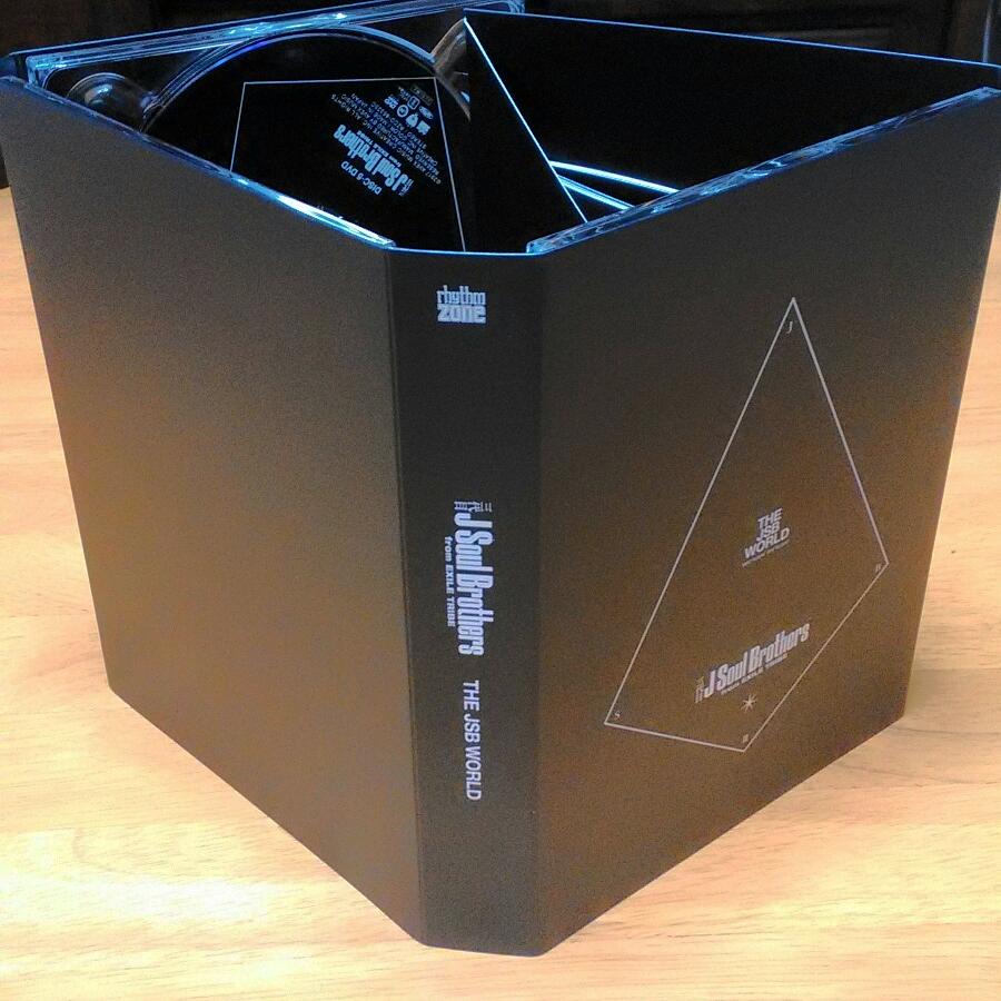 LDH3thjsb's tweet photo. 「THE JSB WORLD」
遂に届いたーー🔥🔥
明日からは聞きまくりやろ😄
Disc2が見ただけで最高
SPARK､空に住む､冬物語
Wedding Bell 〜素晴らしきかな人生〜
これが一緒なのは流石やーん👏💕
デビューから最新曲まで楽しも
MusicVideo楽しみ～😆 https://t.co/ddRplGsat1