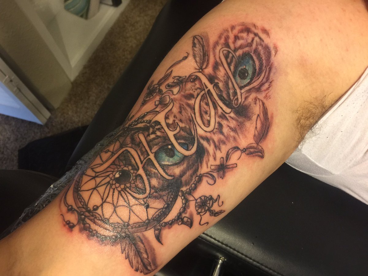 Eurmz17's tweet photo. #NoRegrets #HEAL #Tiger #BlueEyes #BirthStoneColor #DreamCatcher #SeaShells https://t.co/5b7hfbw869