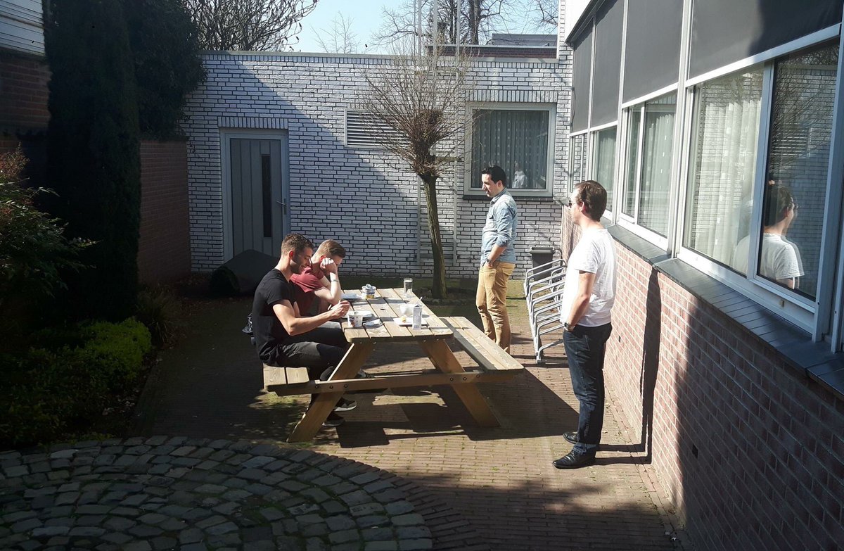 Mooie dag om buiten te lunchen en te genieten van de eerste zonnestraaltjes van t jaar.