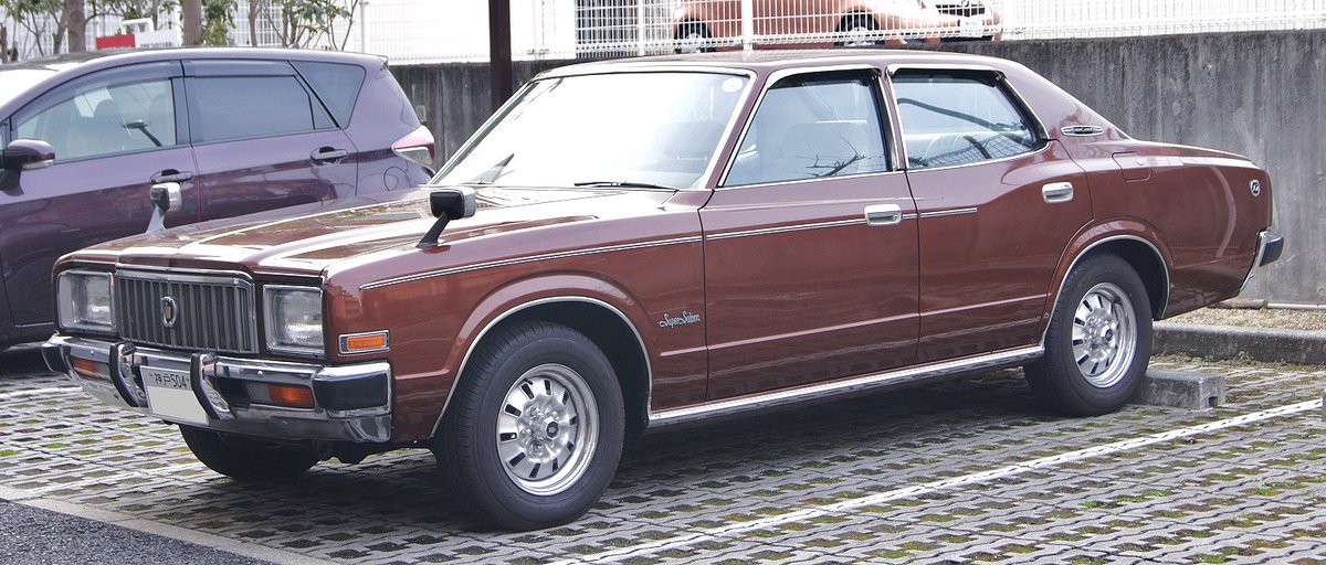 山城 百三 来客発見の５代目クラウン４ドアハードトップ グレードはスーパーサルーンエクストラと思しきこの車 オーバーライダーがついていますが オリジナルでこういう形態が選べたのでしょうか いずれにしても 新しいナンバーをつけ 手厚い庇護のも