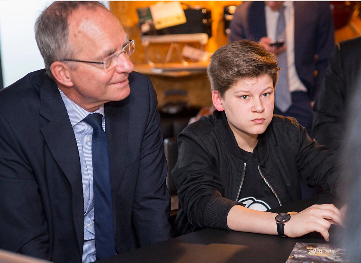 Daan is ontwerper <a href="/Printyweb/">Printy</a> #Rotterdam en informeerde minister Kamp dat zijn ontwerpen in de  Schoolwebwinkel staan. #Talent <a href="/GLR_tweets/">Grafisch Lyceum Rotterdam</a>