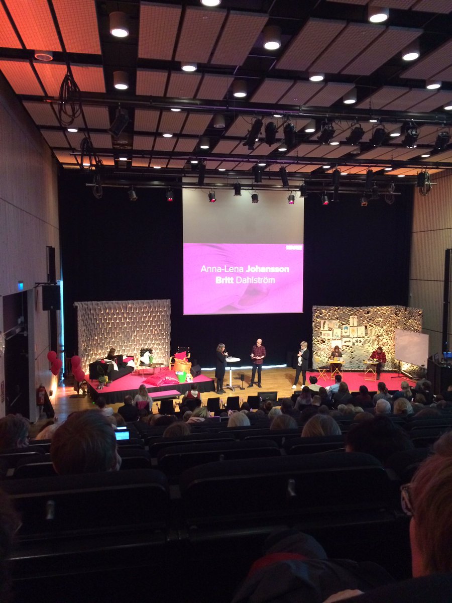 Axiell_Sweden's tweet photo. Ulricehamns bibliotek: Vi åker ut till barn o ungdomar där de känner sig trygga o sätter upp #popupbibliotek #bookit #readmeconf https://t.co/SfR8lxO3mv