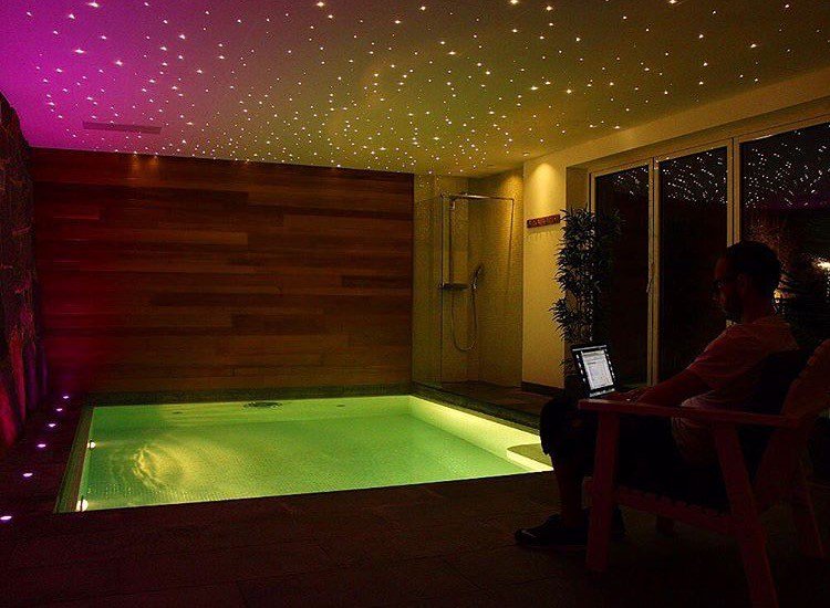 CollingwoodDE's tweet photo. Nur der Himmel ist die Grenze #CollingwoodDE #LED #RGBW #Farbwechsel #Familienhaus #Schwimmbad https://t.co/NtfqxtwsoA