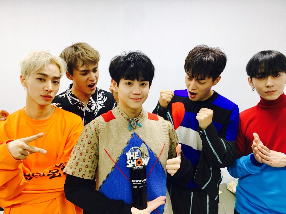PSN891219's tweet photo. ได้ถ้วยแล้วด้วย งืออออ 🎉🎉🎉🎉🎉 #PlzDontBeSad1stWin #HIGHLIGHT1stWin https://t.co/7rb6z7pVTb