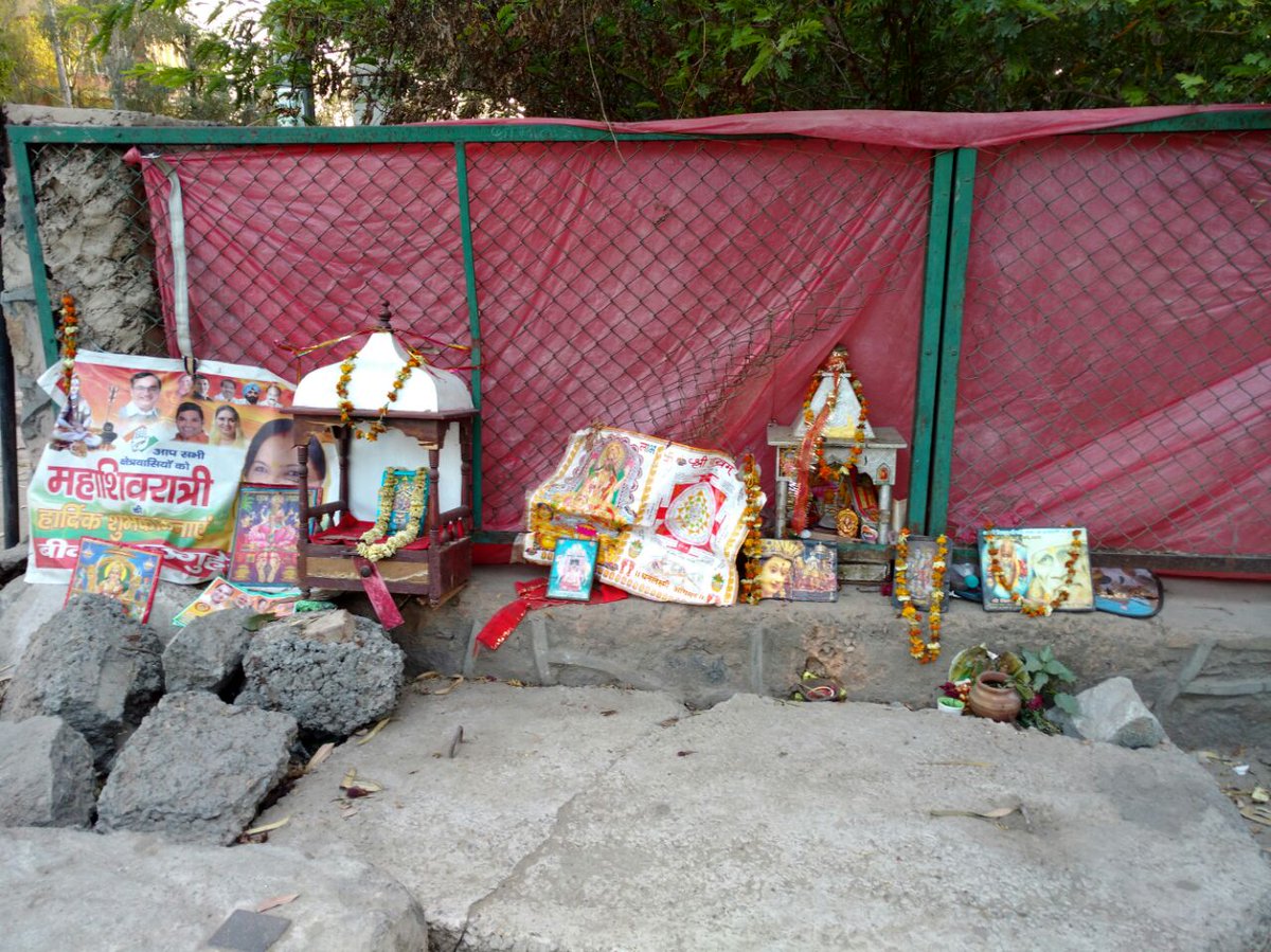 rwapocket2mv1's tweet photo. @BJP4Delhi @INCIndia @aapdelhincr roadside encroached  by religious idols pkt 2 Mayur vihar 1.  LEGAL? Where netas police and mcd. ALL BLIND https://t.co/Z9q8VDIw5W