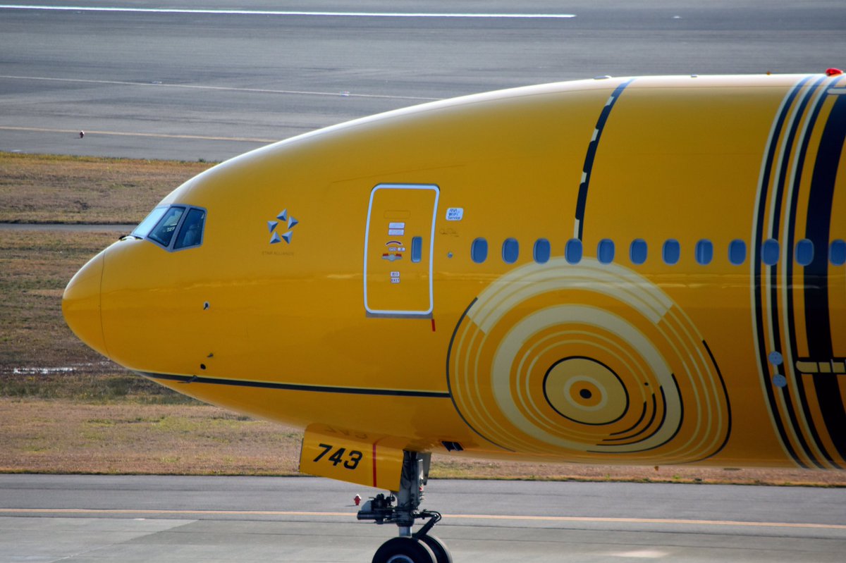 DJbarks's tweet photo. 皆さんこんばんは！ジョニーです！
皆さんはC-3PO ANA JET、もうご覧になられましたか？
私は今日、FUKで初めて見ることができました…！
全身真っ黄色の塗装はよく目立ちますね…！笑 https://t.co/xNpqQH76Vj