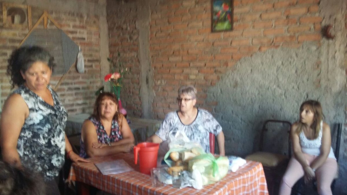 TatoRosello's tweet photo. Quiero compartir con ustedes el trabajo que realizo el grupo, Mamas Solidarias, en el comedor  "manitos solidarias". https://t.co/MsexGoG4My