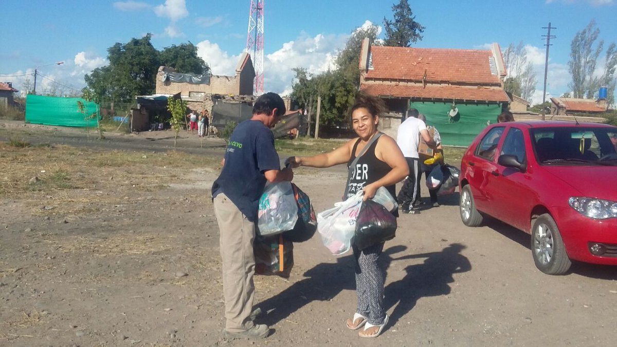 TatoRosello's tweet photo. Quiero compartir con ustedes el trabajo que realizo el grupo, Mamas Solidarias, en el comedor  "manitos solidarias". https://t.co/MsexGoG4My