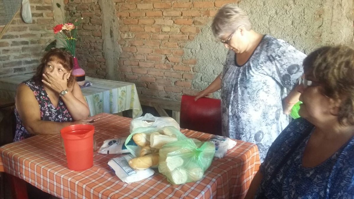 TatoRosello's tweet photo. Quiero compartir con ustedes el trabajo que realizo el grupo, Mamas Solidarias, en el comedor  "manitos solidarias". https://t.co/MsexGoG4My