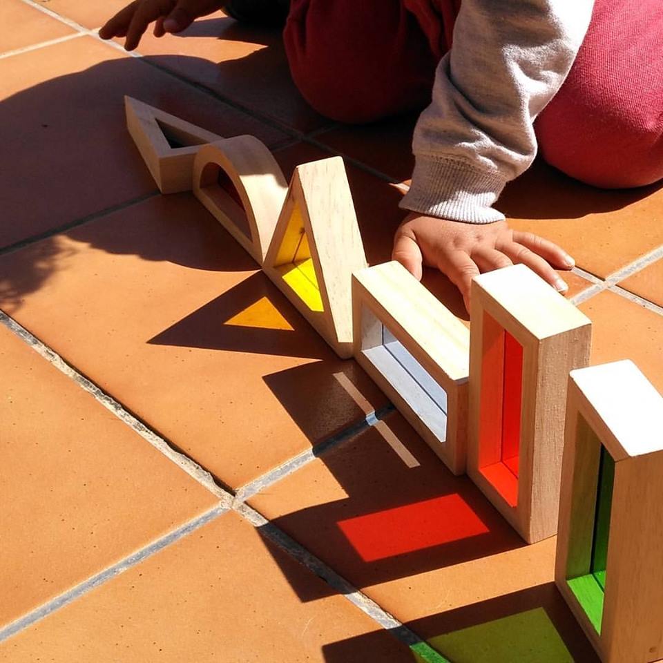 canclaueducacio's tweet photo. Llums, ombres i colors #madrededia #joclliure #creatividad #eljocdelallum #reggioemillia #aprenentatgeperdescobriment #educarenelasombro https://t.co/kU570QxKlj