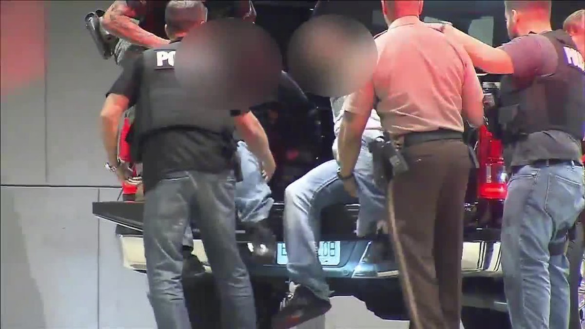 #BREAKING @MiamiDadePD officers shot in ambush last night identified bit.ly/2nHN7hF https://t.co/1Dms0xGSfs