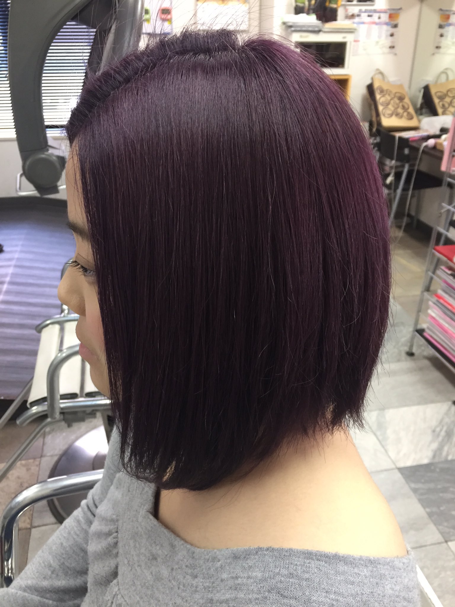 ストロベリーロックス 赤羽カラー専門店 ٹوئٹر پر 本日のヘアカラー 紫は赤紫と青紫と別れるんだけどどちらも難しい色 何故かって それは黄色の補色が紫だからね ブリーチで黄味が残ってる状態だと打ち消しあっちゃって色が見えてこないんだよね 特に青紫は ストロベリーロックス 赤羽カラー専門店 ٹوئٹر پر 本日のヘアカラー 紫は赤紫と青紫と別れるんだけどどちらも難しい色 何故かって それは黄色の補色が紫だからね ブリーチで黄味が残ってる状態だと打ち消しあっちゃって色が見えてこないんだよね 特に青紫は