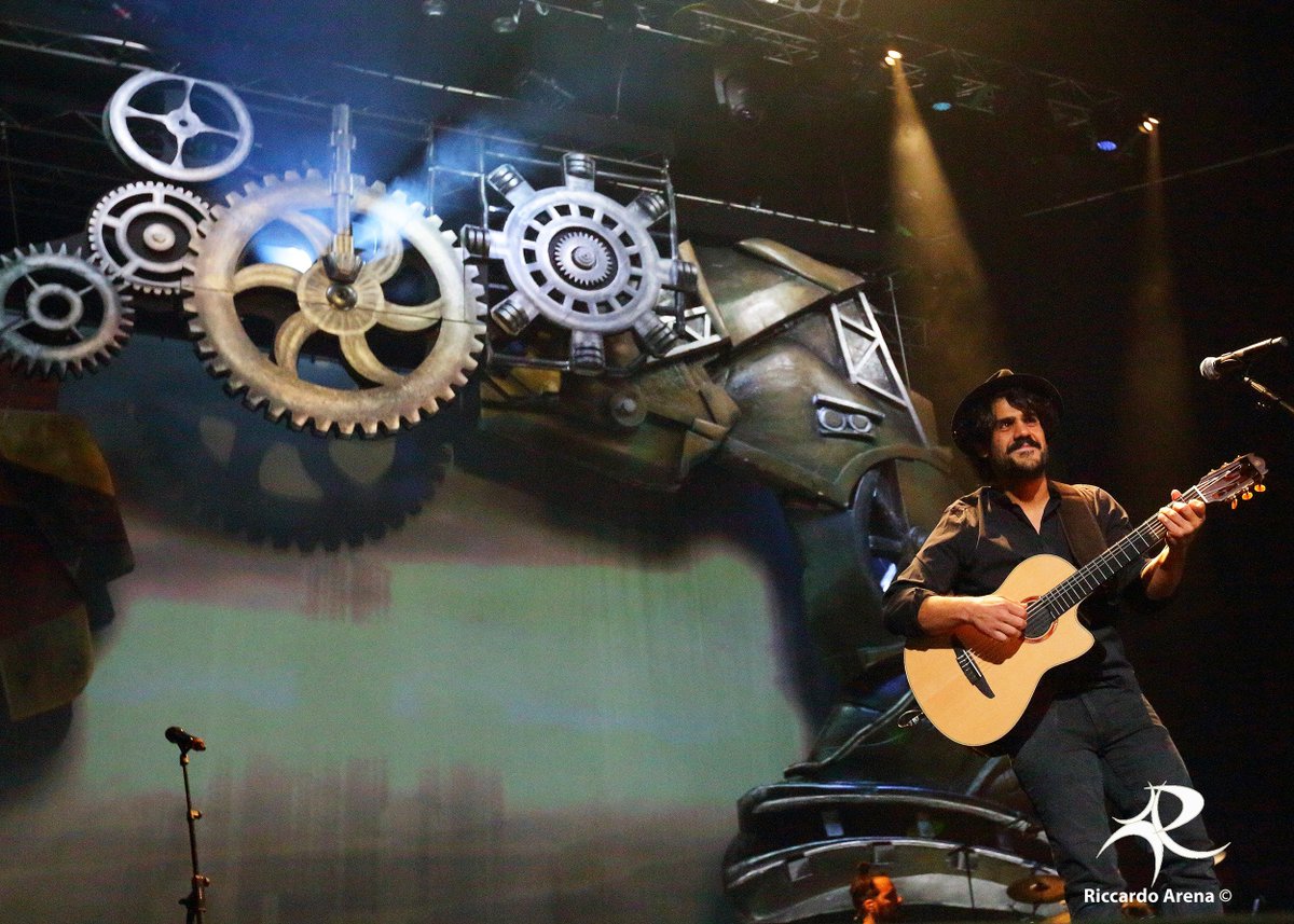 Sold out per le date romane dell'#ApritiCieloTour di @Mannarino . La gallery su suono.it/Musica/Articol… foto di <a href="/RiccardoArena/">Riccardo Arena</a>.