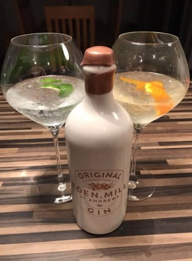EdenMill's tweet photo. Orange or Lime either, is divine! #OriginalGin #GinandTonic #PerfectServe #Garnish https://t.co/vusOW5O7tU
