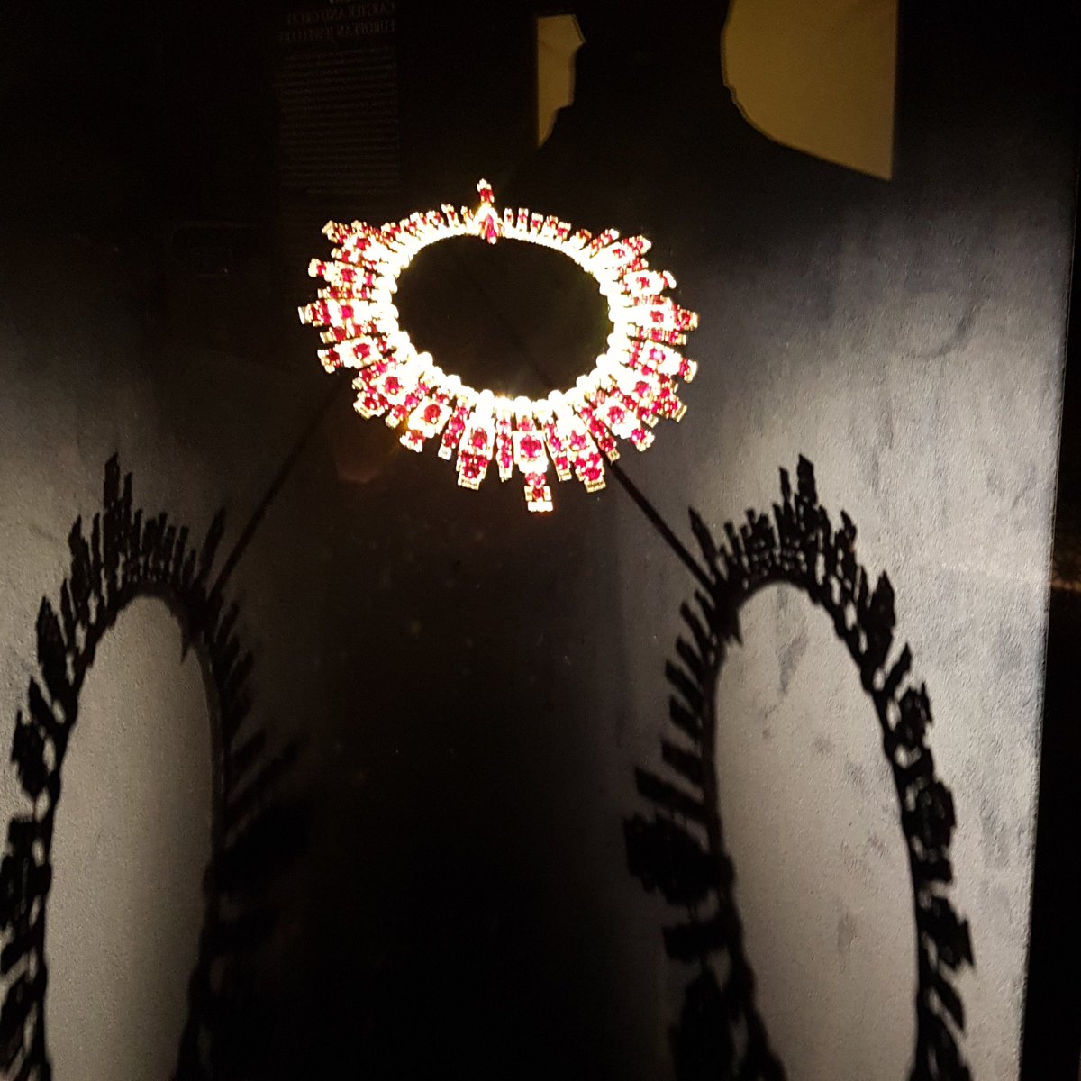 ahlade's tweet photo. The most important necklace of rubies ever made. Cartier, London. #collectionAlThani https://t.co/vM1tIEiVIL