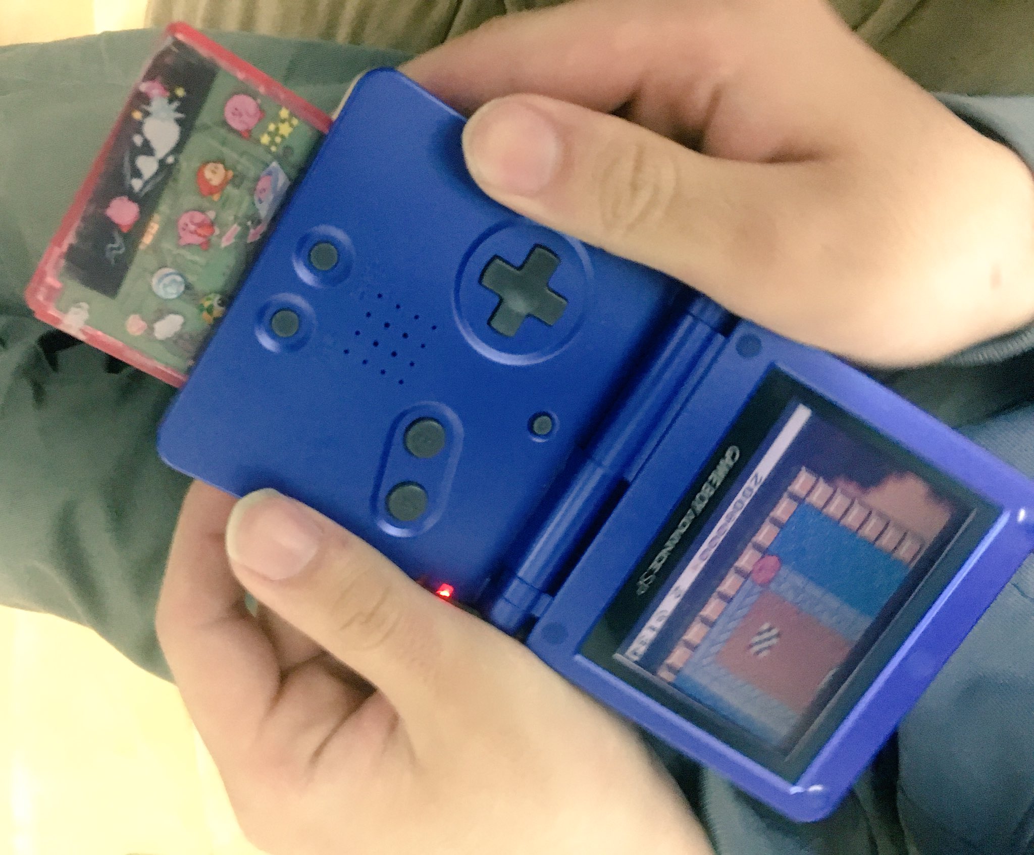 風霊守 弟が遊んでるゲームがよりによってコロコロカービィだったので ゲームボーイアドバンスspだと上下左右逆になって超絶難易度になってしまった 写真はとりあえず上下逆さまに持ってみたものの何も解決しなかった弟の図 T Co Pv8kbt7fgn