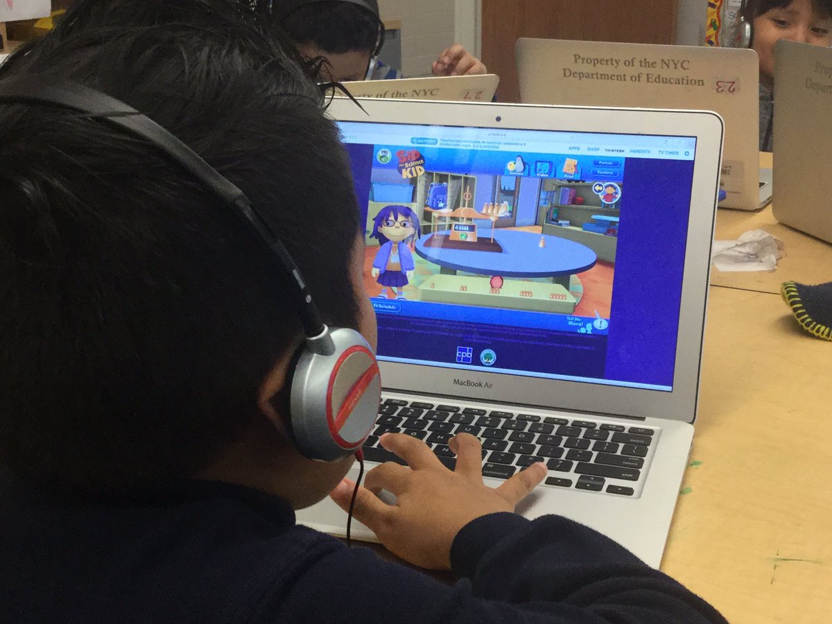 PS110Q's tweet photo. Kindergarten learning science through technology.  Kindergarten está aprendiendo sobre la ciencia a través de la tecnología. #TechnologyEd https://t.co/RzbmTx3Q5f