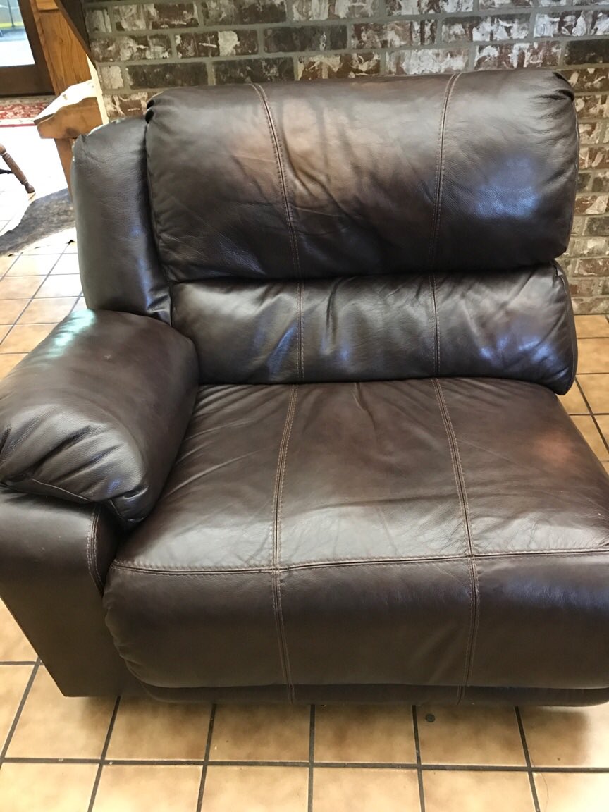 ahmfs_'s tweet photo. AHM technicians specialize in all things leather! Give us a call today to schedule your repair | 832-904-4960 https://t.co/pnKEPDBtmW
