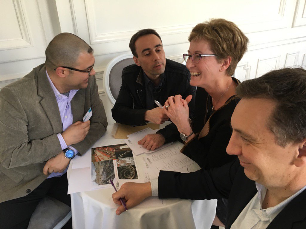 Le pape se prépare à son nouveau poste de chief happiness officer! Atelier #Uspring @U_Spring17 <a href="/StrateResearch/">StrateResearch</a>