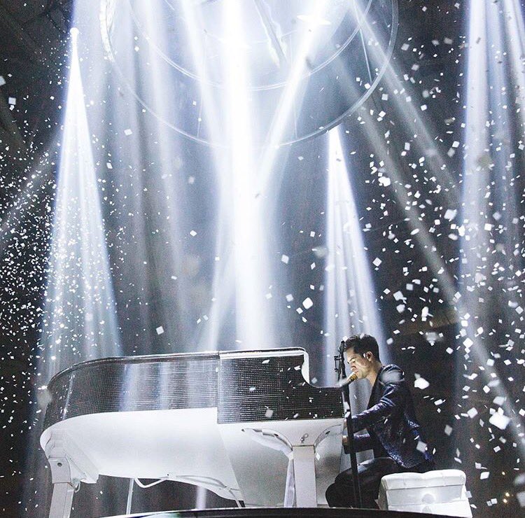 TheRobeWay's tweet photo. #TourShotTuesday @PanicAtTheDisco & Alex Specht #LuzStudio #lightingdesign with @Robelighting #BMFL #CycFX & #PATT2013 from @UpstagingInc https://t.co/ehOi228UXU