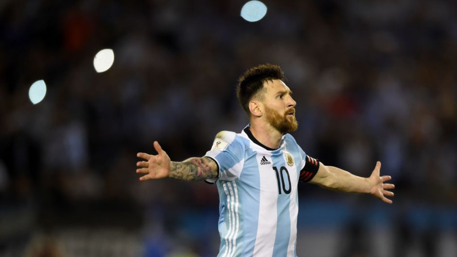 CNNEE's tweet photo. Messi se pierde casi todas las eliminatorias con esta sanción de la FIFA. Más información:
https://t.co/JTRMahZgp1 https://t.co/daFC5Jxf9W