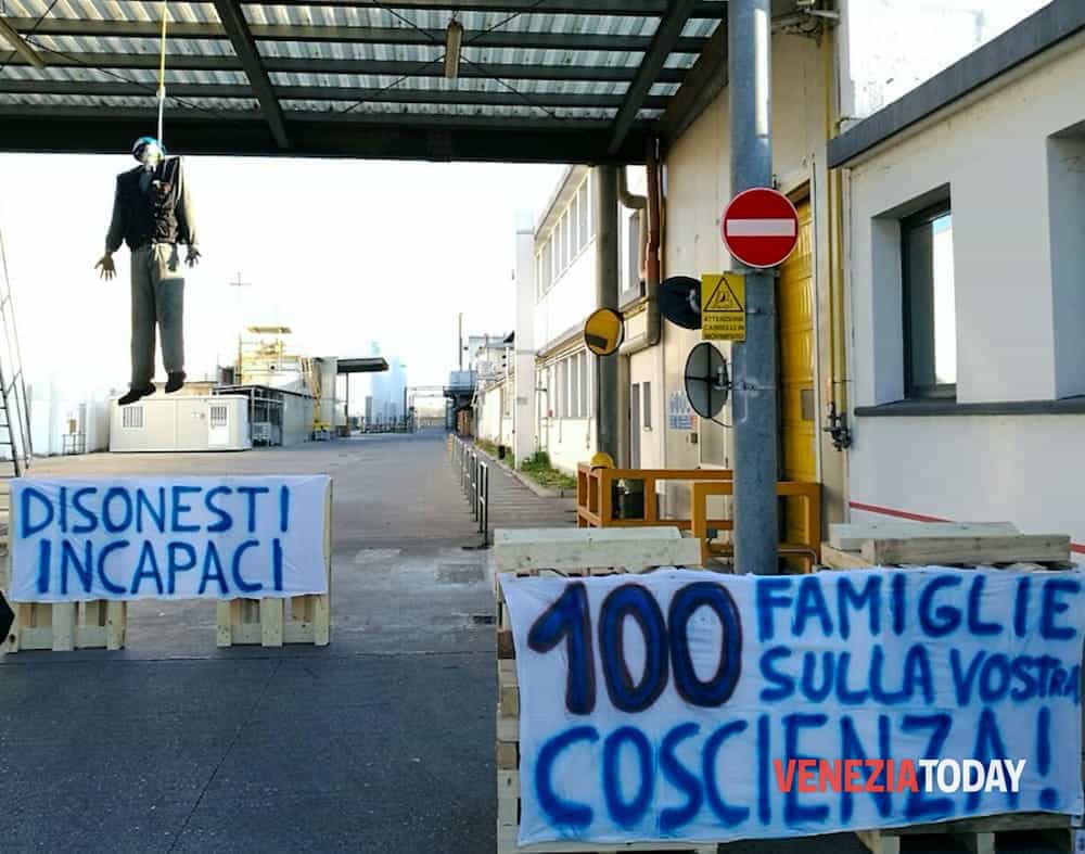 veneziatoday's tweet photo. #Ilnor, lavoratori sulle barricate: "Qui i camion da Brescia non entrano, sciopero a oltranza" #scorze https://t.co/cBPHYrBDjd https://t.co/qMkAczPv8f