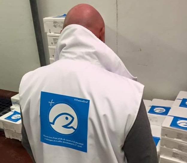 promerocean's tweet photo. Pour notre 1ère pub, on a fait simple: notre logo à coller dans le dos.
#PromerAvril #PromerOcean https://t.co/IUx0VBsvbL