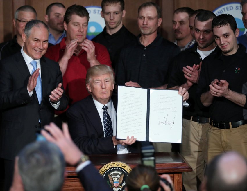 SPIEGEL_Wissen's tweet photo. USA: Trump unterzeichnet Klima-Dekret https://t.co/TyTXqLP43D https://t.co/Bt8MRJSGA7