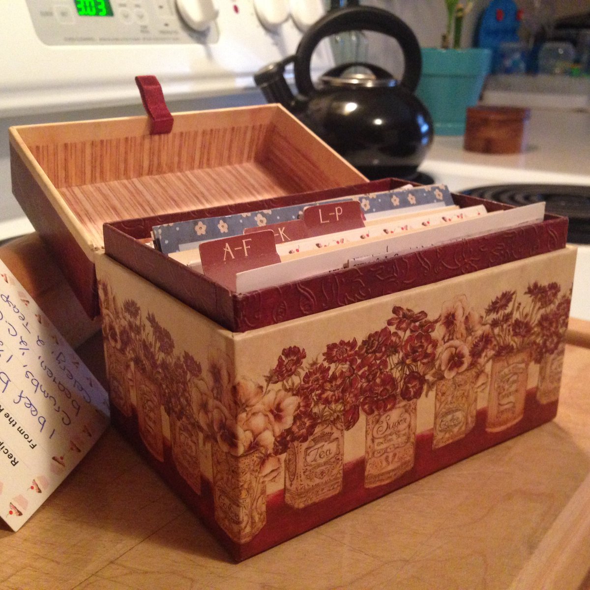 FatherFoodFun's tweet photo. Anyone besides me still keep a recipe box? Firm believer that food can easily bring generations together. #FatherFoodFun #FoodBlogger https://t.co/6NMWmeqbbM