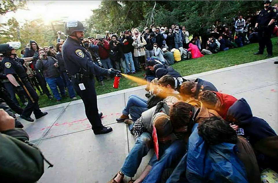 Злая америка. Лицо американца. Демократия демотиватор. Карикакатура дерьмократия. Демократия картинки.