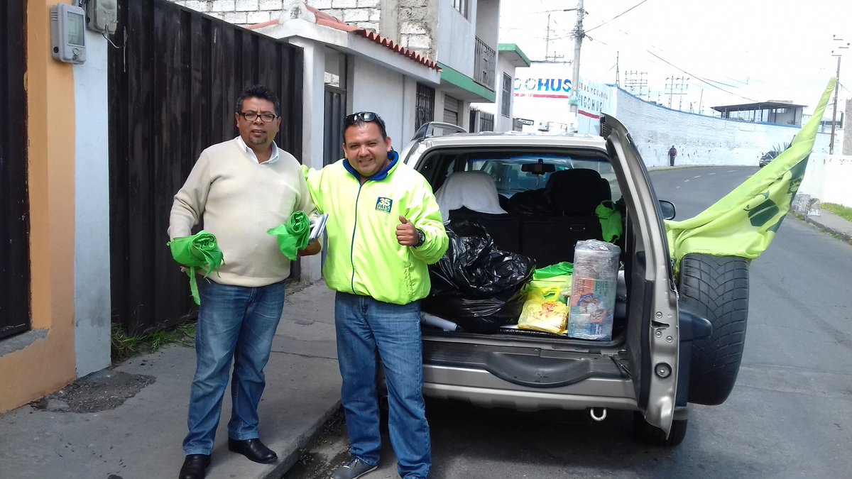 ivanock71's tweet photo. Con Walter Vela presid provincial de la Junta de Defensa del Artesano de Cotopaxi..Respaldo a nuestro futuro Presidente LENIN MORENO 35 de 💚 https://t.co/5NQeEMPeWI