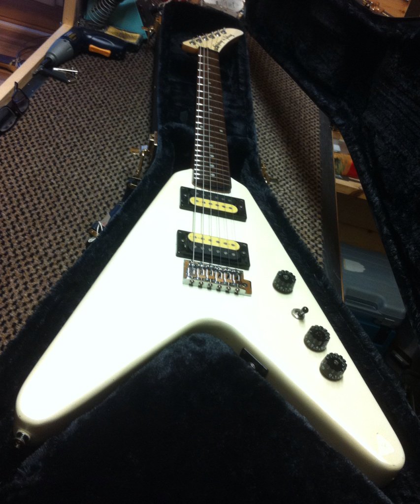 Guitarlodge's tweet photo. Epiphone Vee: new nut, fret dress & setup. #flyingvee #epiphoneguitars https://t.co/2oZSxyhtDD
