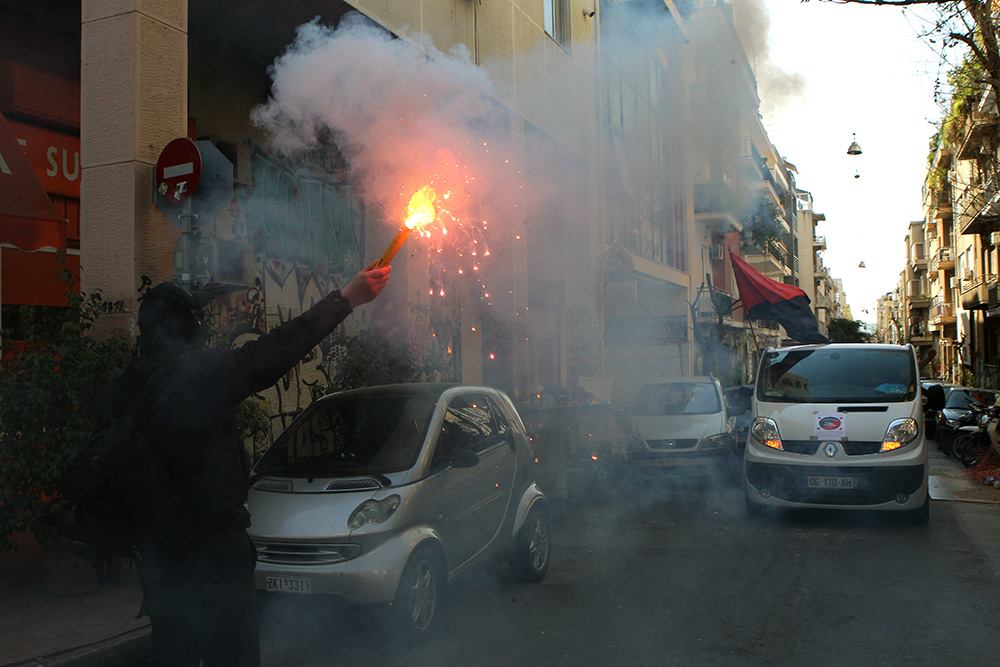 Refugees_Gr's tweet photo. Solidarity convoy arrives in Exarchia;
26 trucks from France, Switzerland, Spain and Belgium
#refugeesgr #antireport 
Photos: Marios Lolos. https://t.co/f7eFvr4Ooh