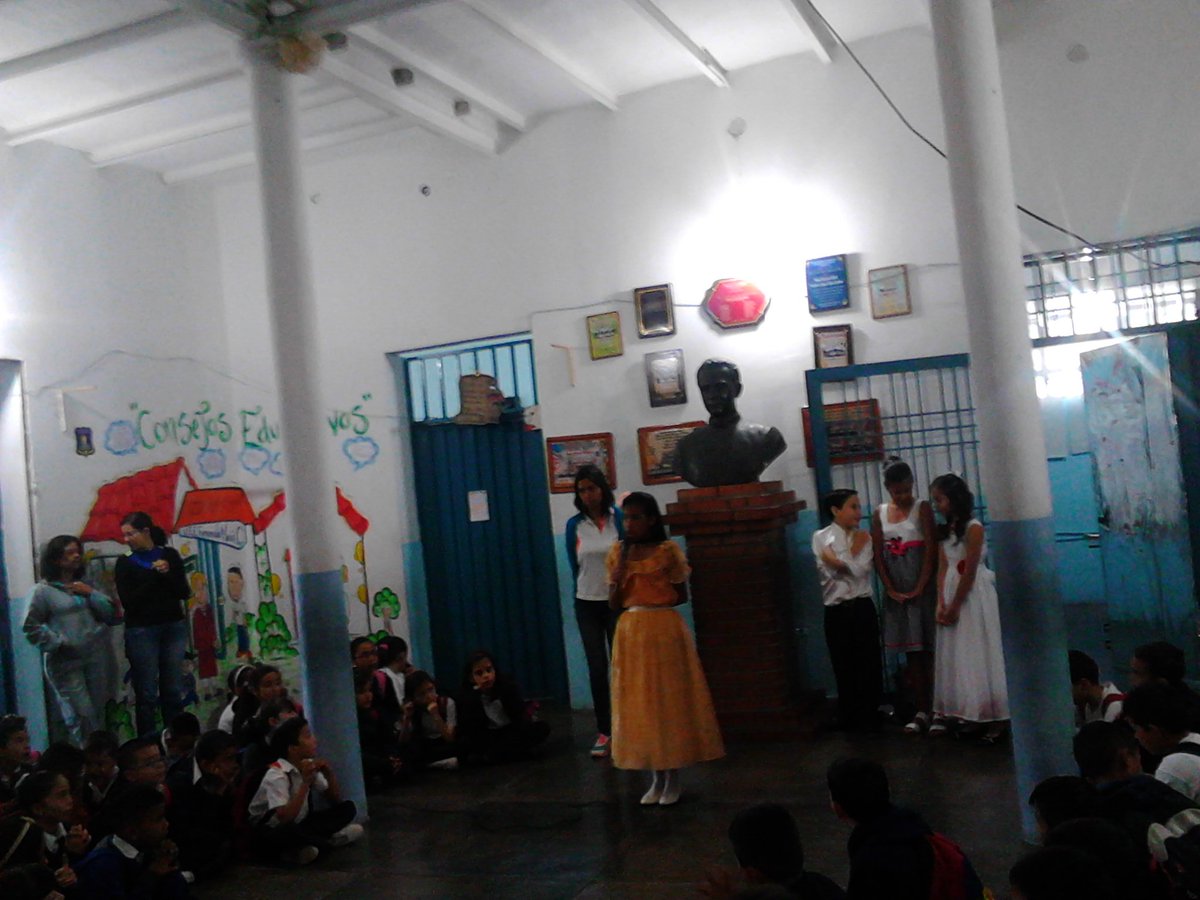 andreinacaman's tweet photo. @LAPARROQUIAL @DireducacionGBT @gallocantaclaro 
Celebración de natalicio de Francisco de Miranda 5toA https://t.co/vLMwtXSO5k