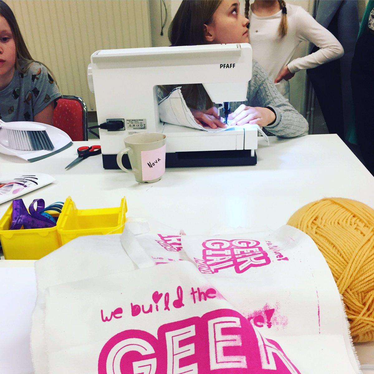 lisasallvin's tweet photo. Prototypar @ Tvätteriet #geekgirlmini https://t.co/ATW8qkVwMU