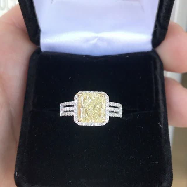 It's bridal season. Surprise someone with this beautiful canary diamond today!
instagram.com/p/BSJstSoAoXN/…