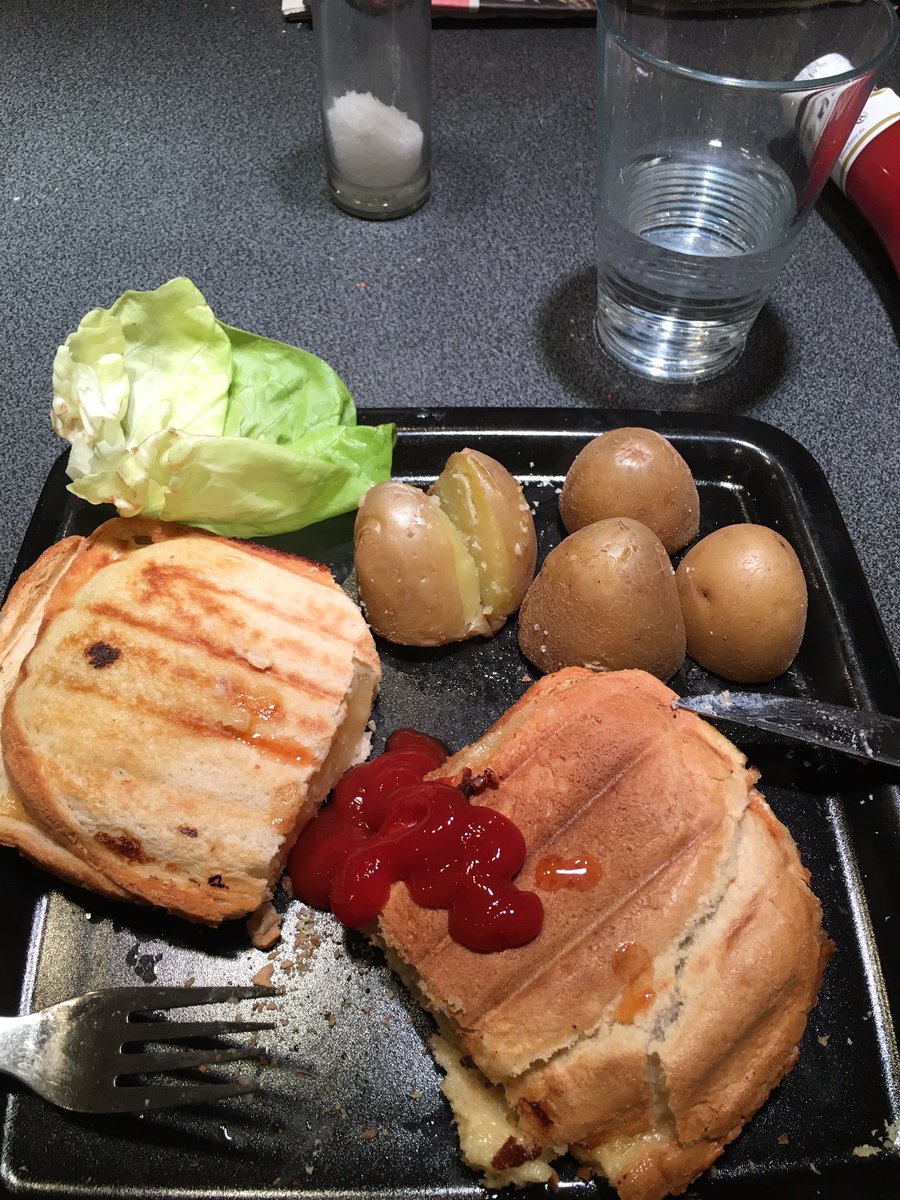 tweetbloke's tweet photo. 5de #dagzondervlees.  Zo'n croque hawaï zonder varkensvlees is even lekker! #Tielt #Exportslachthuis #DebraMeat #vlees #horror #folterhuis https://t.co/6WJGxG5VNk