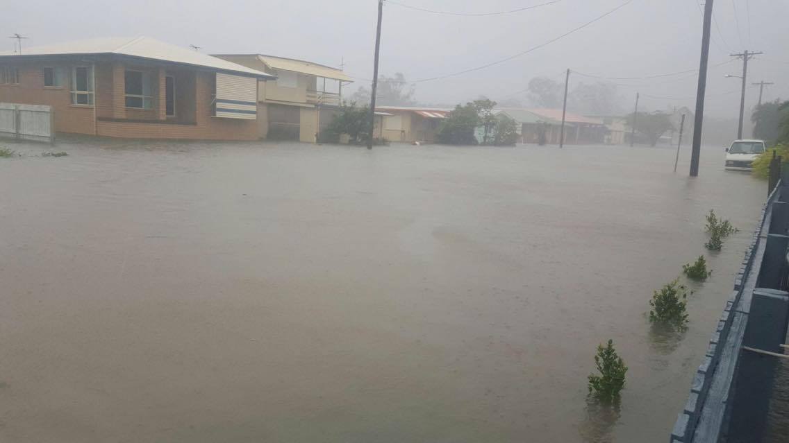 Hal_Needham's tweet photo. #TropicalCycloneDebbie pounds #Queensland #Australia with powerful storm surge https://t.co/0okF3qJnAe #TCDebbie #CycloneDebbie https://t.co/rzKLIKU15q
