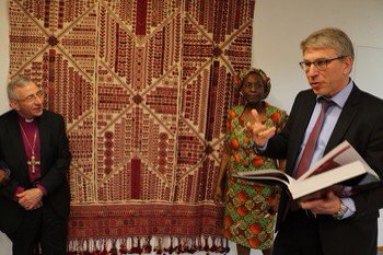 MarianneEjder's tweet photo. The #WCC was honoured to exhibit a unique piece of Palestinian artistry on 28 March at the Ecumenical Centre. https://t.co/pcH2jBHe6U