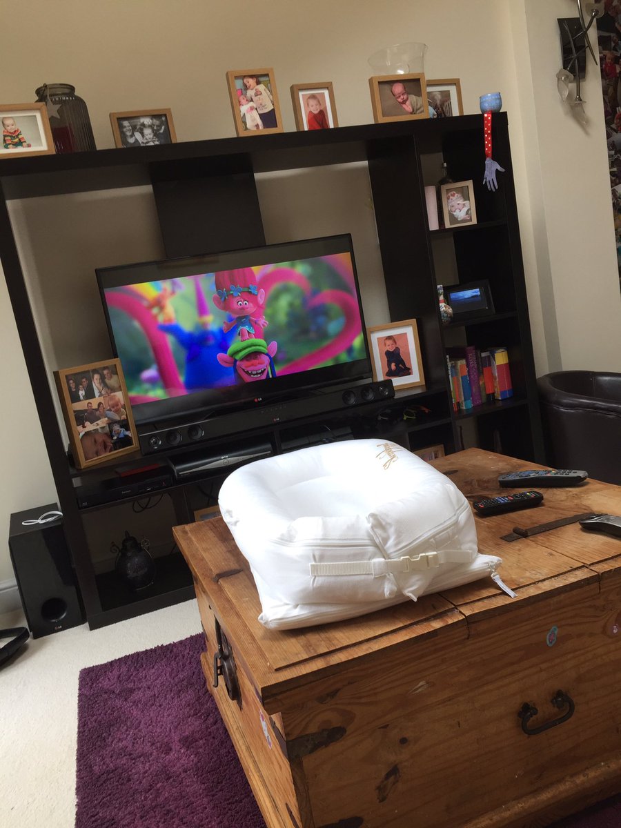 jessYeomans1992's tweet photo. Starting our girls evening with our favourite film... TROLLS!! #mumlife #girlsnight #pblogger #cuddlenight https://t.co/05LY6wqAwD