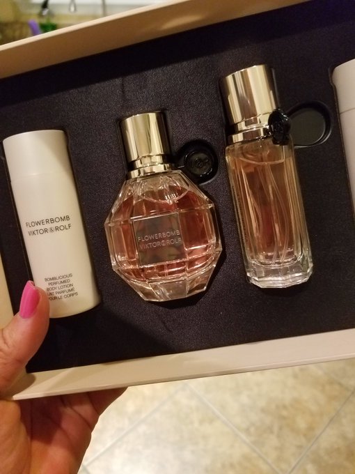 On my birthday WISH LIST.. #flowerbomb, pefume and body lotion... I #love this stuff! https://t.co/X<a href="/tag/flowerbomb"class="tags">#flowerbomb</a><a href="/tag/love"class="tags"><span>#love</span></a>