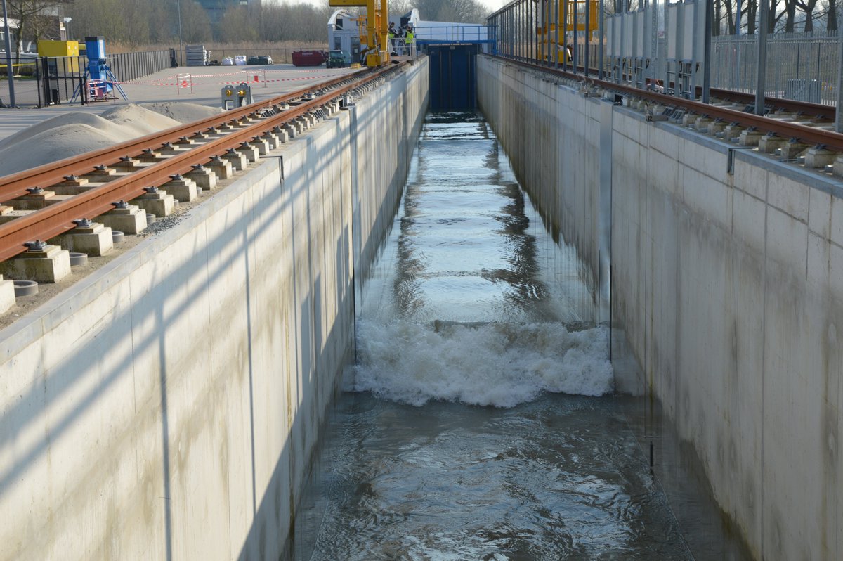 WavesMaximilian's tweet photo. Wave breaking on the shallow foreshore @WaLoWa_tests @Deltares @hydralabplus #deltaflume https://t.co/i6TJcLL8Ak