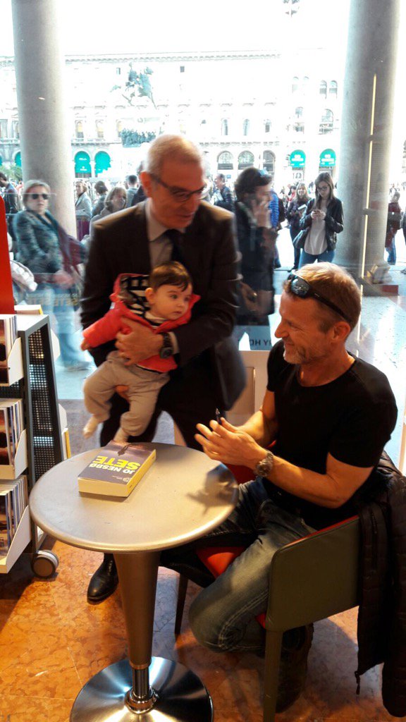 MondadoriStore's tweet photo. Anche a lui piace #jonesbo @ #MondadoriStore piazza Duomo Milano #Sete #HarryHole #inlibreria @Einaudieditore https://t.co/0jMCgENuj3