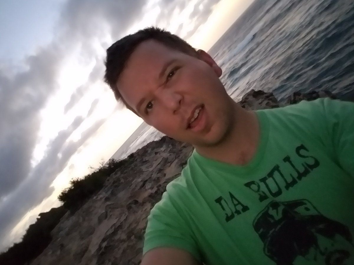 WilliamMPA's tweet photo. Good morning hawaii! #48ft jump from shipwreck cliff https://t.co/MmYmIuyRuB