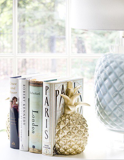 CobiLadner's tweet photo. This is as close as I'll get to #London or #Paris this #spring. #cobistyle #bookends #lamp #decorate #home 🍍 https://t.co/VdRpRZmqsM