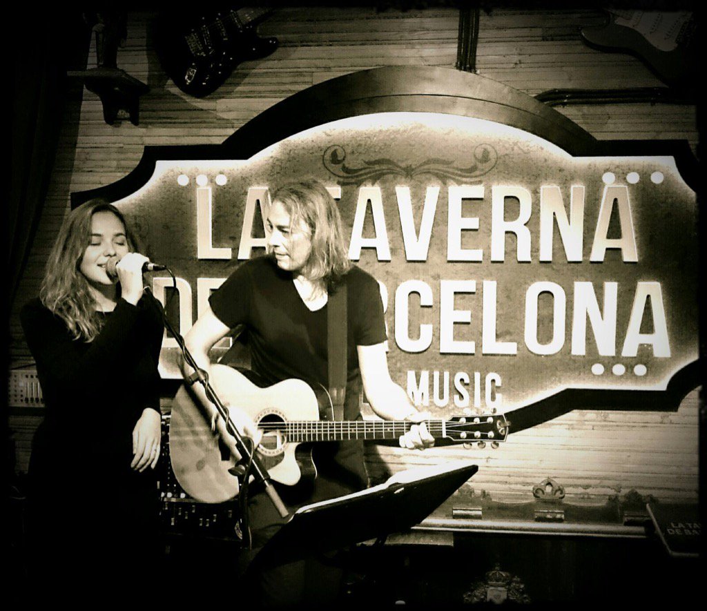 DaniGaliot's tweet photo. Esta noche volvemos a "La Taverna de Barcelona" a las 22:00h!! Y esta vez con ella..! Quién se anima?😊😉👍 https://t.co/Hzeb94Lq6o