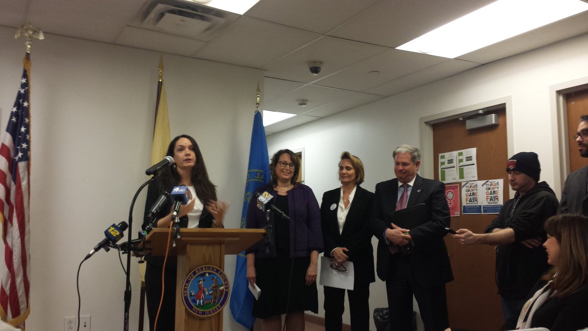 JessVen2011's tweet photo. HUDs A. Oliva and USICHs B. Pulster giving kudos to Bergen Cty for being 1st cmty to end chronic homelessness! #readyforzero @cmtysolutions https://t.co/1QVG2NsfZx