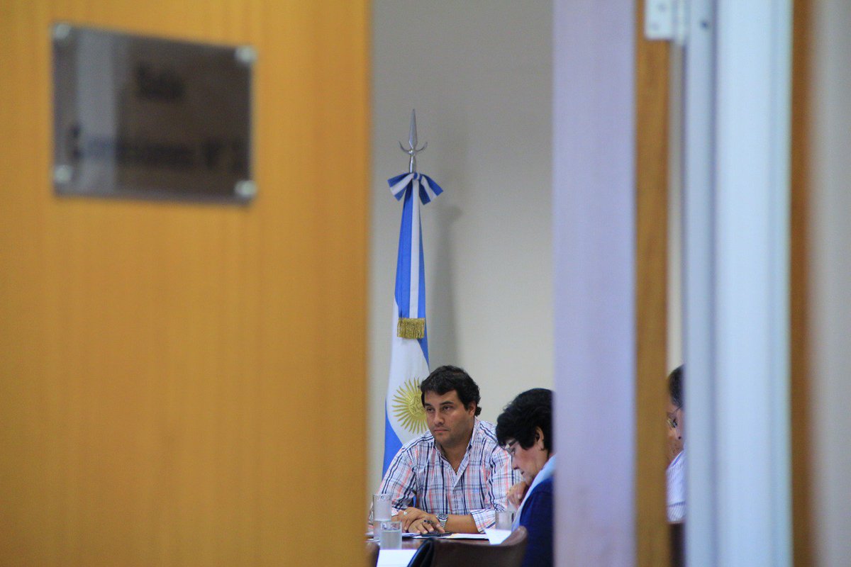 DiputadosMPN's tweet photo. Reunión #ComisionE proyecto de ley regulación contratos adhesión entre prestadores de servicios y usuarios @LegislaturaNqn https://t.co/0EX9d5RSTM