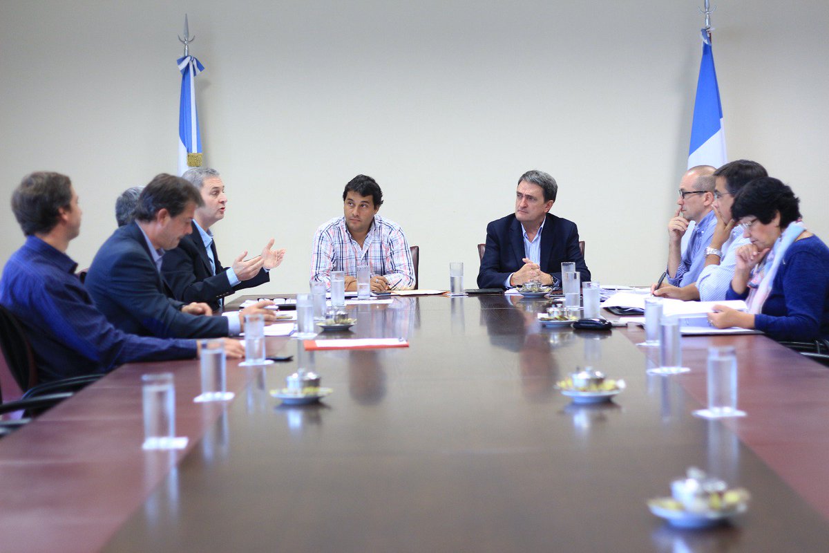DiputadosMPN's tweet photo. Reunión #ComisionE proyecto de ley regulación contratos adhesión entre prestadores de servicios y usuarios @LegislaturaNqn https://t.co/0EX9d5RSTM